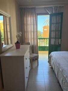 Un dormitorio con una cama y un escritorio y una ventana. en Apartamentos Guahedun, en Valle Gran Rey