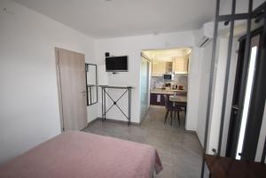 a small room with a bed and a kitchen at apartmaji LEJARDIN in Škofljica