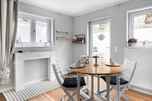 a dining room with a table and a fireplace at Gemütliches Zuhause im Souterrain - Masblanche No 1 in Mühlhausen
