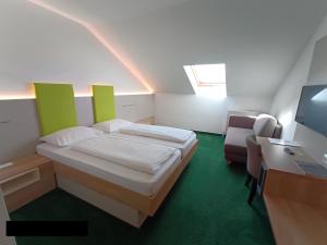 伊尔米茨祖尔珀斯特酒店的一间卧室，配有一张床和一张带电脑的书桌