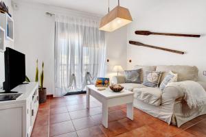 una sala de estar con un sofá y una mesa en Casa Ferry, en Puerto de las Lajas
