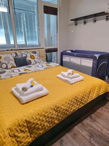 une chambre avec deux lits avec des serviettes dessus dans l'établissement Mladost Sofia, close to Metro Station and Center, à Sofia