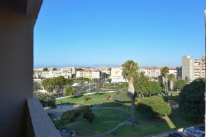 Quartu Sant'ElenaにあるPoetto Studio, Private Parking, SmartTV, Park Viewのヤシの木や建物のある公園の景色