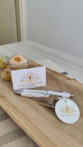 Una tabla de cortar con un cuchillo y algunos pasteles en Casa Ciuri Ciuri, en Noto