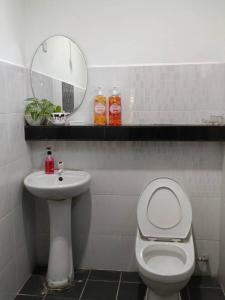 Koupelna v ubytování Homestay Cik Esah
