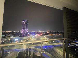 une vue sur les toits d'une ville la nuit dans l'établissement Nắng Homestay, à Hai Phong