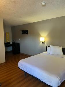 a bedroom with a large white bed in a room at Motel 6-Pleasanton, CA in Pleasanton