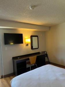 a bedroom with a desk with a bed and a mirror at Motel 6-Pleasanton, CA in Pleasanton