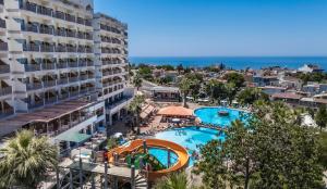 Baseinas apgyvendinimo įstaigoje Palmin Hotel arba netoliese