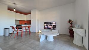 Μια τηλεόραση ή/και κέντρο ψυχαγωγίας στο Nepita-Dolce-Vita T2 sea view