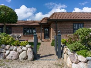 Beach Bungalow Sylt 2 في Dikjendeel: منزل من الطوب مع مسار يؤدي إلى الباب الأمامي