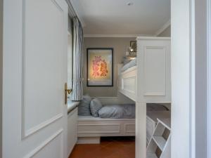 Un pasillo con una litera en una casa. en Beach Bungalow Sylt 2, en Dikjendeel