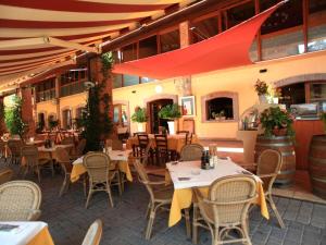 a restaurant with tables and chairs in front of a building at Estivo mobile homes on Camping Bella Italia in Peschiera del Garda
