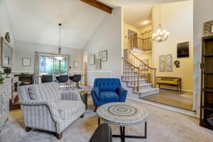 Χώρος καθιστικού στο Spacious Mountain-View Retreat - Pets OK