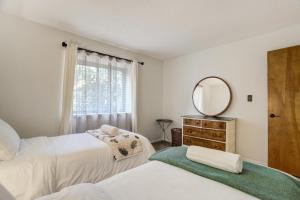 Ένα ή περισσότερα κρεβάτια σε δωμάτιο στο Spacious Mountain-View Retreat - Pets OK