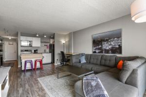 Η κουζίνα ή μικρή κουζίνα στο Sky High Downtown Denver Studio & Pet Friendly +14 φωτογραφίες