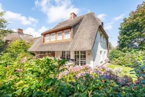 an old house with a thatched roof at Haus Suederhof Whg 13 Seemoewe in Keitum