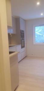 Η κουζίνα ή μικρή κουζίνα στο Tromsø, Skarvegen 18, two bedrooms +4 φωτογραφίες