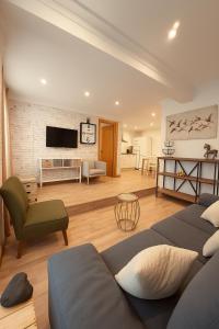 een woonkamer met een bank en een tafel bij Apartamentos Sevilla Palace in Sevilla +43 foto's