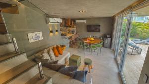 un salon avec un canapé et une table dans l'établissement Morada de Charme Milagres, à São Miguel dos Milagres