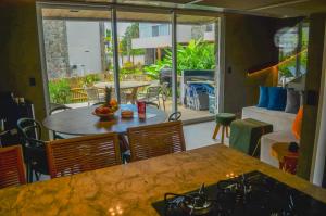 un salon avec une table et un canapé dans l'établissement Morada de Charme Milagres, à São Miguel dos Milagres