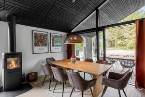 ein Esszimmer mit Tisch und Kamin in der Unterkunft LN1932 Hjørring - Høngårdsvej 22 in Hjørring