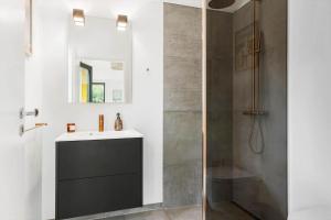 ein Badezimmer mit Waschbecken und Dusche in der Unterkunft LN1932 Hjørring - Høngårdsvej 22 in Hjørring
