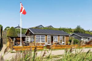 una casa con una bandiera davanti di SJ271-Hejls-Ved-Kysten-2 a Hejls