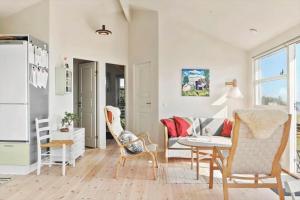 un soggiorno con tavolo e sedie di SJ271-Hejls-Ved-Kysten-2 a Hejls Altre 21 foto