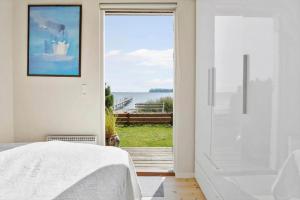 una camera da letto con vista sull'oceano da una porta di SJ271-Hejls-Ved-Kysten-2 a Hejls