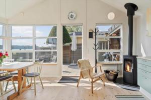 una cucina e una sala da pranzo con stufa a legna di SJ271-Hejls-Ved-Kysten-2 a Hejls