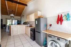 Kuchyň nebo kuchyňský kout v ubytování A Stroll to the beach