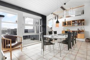 een eetkamer met een tafel en stoelen bij LN1906-Hjorring-Under-Bjergene-5 in Hjørring