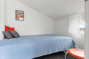 een slaapkamer met een blauw bed en een rode tafel bij LN1906-Hjorring-Under-Bjergene-5 in Hjørring