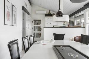 een eetkamer met een witte tafel en stoelen bij LN1906-Hjorring-Under-Bjergene-5 in Hjørring +22 foto's