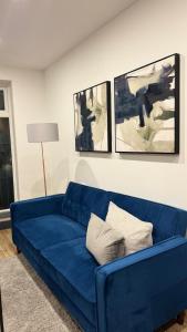 Khu vực ghế ngồi tại Luxury Apartment 3min To Station +1 ảnh