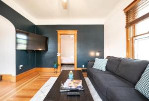 Et opholdsområde på Historic Charm Meets Modern Comfort - Downtown COS