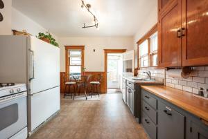 Køkken eller tekøkken på Historic Charm Meets Modern Comfort - Downtown COS