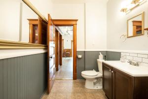 Et badeværelse på Historic Charm Meets Modern Comfort - Downtown COS + 21 billeder