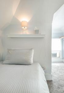 En eller flere senge i et værelse på Historic Charm Meets Modern Comfort - Downtown COS