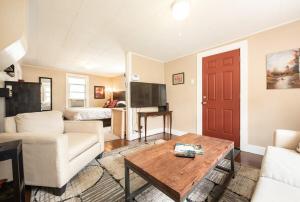 een woonkamer met een bank en een tafel bij Downtown Oasis - Steps to Dining, Cafes & Bars in Colorado Springs