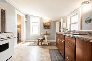 een keuken met een spoelbak en een aanrechtblad bij Downtown Oasis - Steps to Dining, Cafes & Bars in Colorado Springs +9 foto's