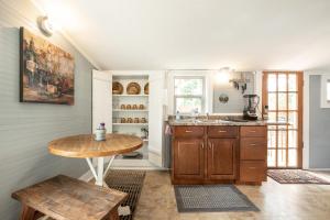 een keuken met een houten tafel en een wastafel bij Downtown Oasis - Steps to Dining, Cafes & Bars in Colorado Springs