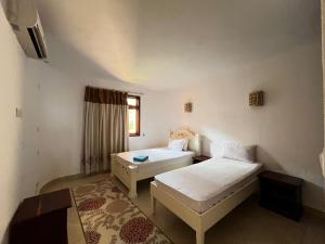 Postel nebo postele na pokoji v ubytování Jujo Beachfront Apartment's + 14 fotografií