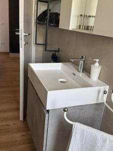 Un baño con un lavabo blanco y un espejo. en La Perla Marina, en Marina di Massa 27 fotos más