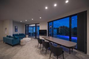 宮古島にあるVilla M BAYFRONT YONAHA -Pool&Sauna Retreat-のテーブルとソファのあるリビングルーム +100枚の写真