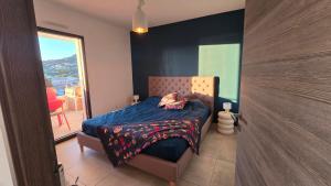 Ένα ή περισσότερα κρεβάτια σε δωμάτιο στο Nepita-Dolce-Vita T2 sea view