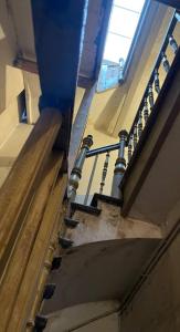 Un conjunto de escaleras en un edificio con barandilla. en Apartament Crooked stairs, en Zielona Góra