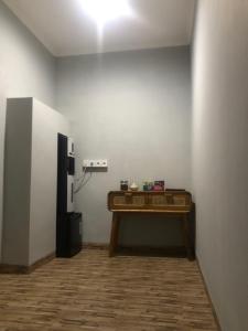 a room with a table in the corner of a room at Naomi Homestay in Padangbai