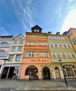 ein großes Gebäude mit einem Turm darauf in der Unterkunft The Square Coburg in Coburg